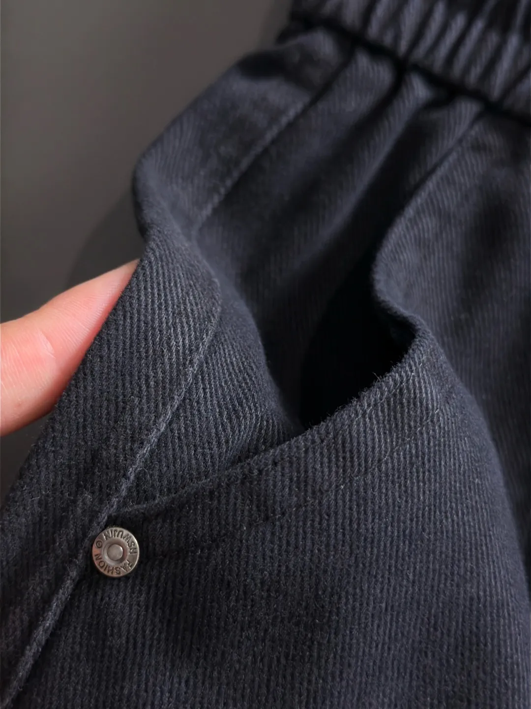 Next day shipment P195 Balenciaga High Quality 2026 Autumn and Winter New Arrival elastic band casual pants, counter-customized fabrics, Breathable, high comfort, impeccable details, brand element design concept, reflecting high quality. It feels delicate and soft! It presents a casual cut and the upper body shape is great! Sizes:S-3XL